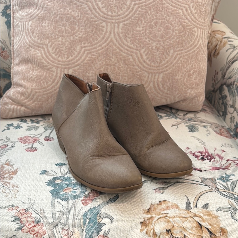 Women’s Size 8 Taupe Ankle Boots